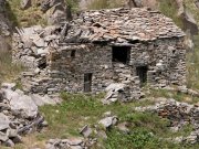 Le pareti diroccate
della zona sud-est
della baita Fiotte
(11871 bytes)